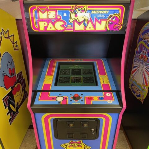 ms pac man machine plays